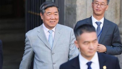 中美激烈交锋两天后,中国大胜归来,中国代表走出会场喜气洋洋