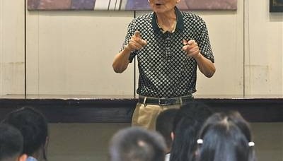 江苏无锡退休教师华介友几十年坚持传承中华优秀传统文化