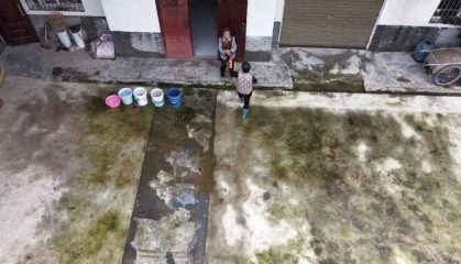 四川巴中男子宴席打包“坨子肉”,用无人机“空投”给95岁外婆