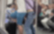 上海一男孩和妈妈坐地铁情绪激动，用力踹门高喊开门：不就几千万吗