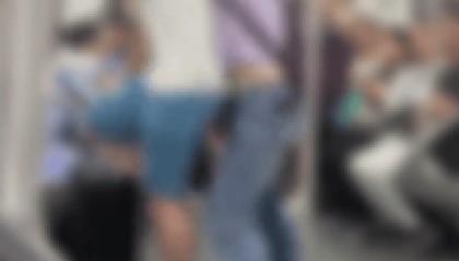 上海一男孩和妈妈坐地铁情绪激动,用力踹门高喊开门:不就几千万吗