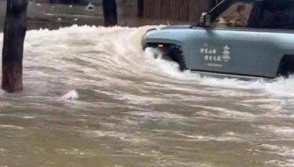 珠海一司机台风天驾车造浪冲碎店铺玻璃 警方：已传唤司机