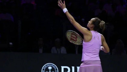 赢了!郑钦文拿下关键战,赛后向观众致歉