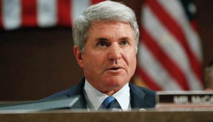 中方官宣拦截成功！拜登万没料到，外媒一针见血：美军工遭灭顶之灾