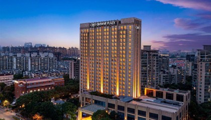 网友称入住上海一豪华酒店时，5个房间保险柜内的现金被盗，酒店：警方正调查