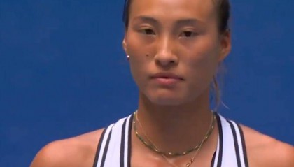 郑钦文遭莱巴金娜逆转，止步美网8强，莱巴金娜刷新个人在美网的最佳战绩，锁定女网单打世界第一的宝座