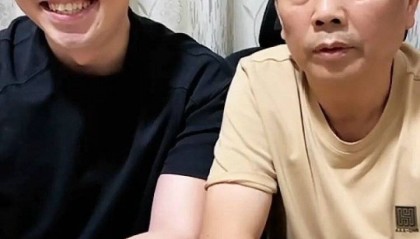 章莹颖男友国庆探望章父并协助直播,网友劝其早点结婚,本人回应