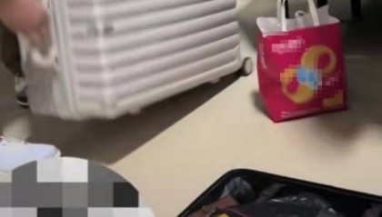 福州一高校学生进校门被开行李箱检查,保安侵犯隐私?校方:会反馈调查