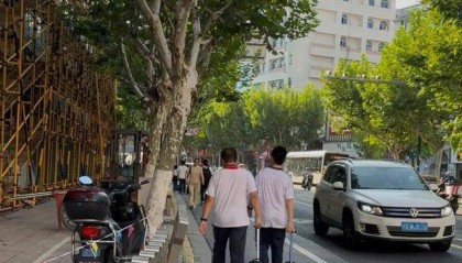 事发上海校门口!学生上学像闯关:夹缝中慢慢腾挪,与非机动车迎面对冲…家长担忧:何时是头