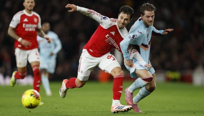 英超-梅里诺传射萨卡破门 赖斯伤退阿森纳2-0小蜜蜂5分领跑