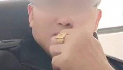 江苏盐城一城管办公室自拍秀金戒指 官方回应：系区县人员 将严肃处理