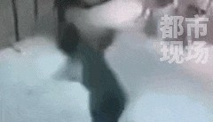 疑儿子盒马鲜生摔倒没人扶妈妈砸店!最新回应:可走法律途径