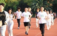 大学校长邀约晨跑后续：校长、党委书记与新生一起跑步