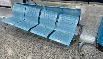 “被吓到了,有点痛还特别尴尬”,事发上海一地铁站,乘客坐上去瞬间懵了