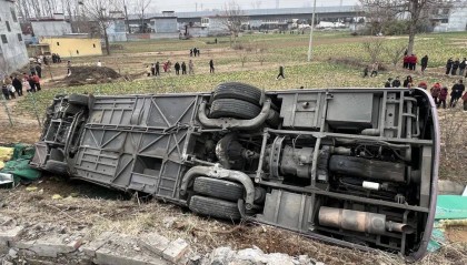 豫A大巴车高速突发侧翻!车上27人……