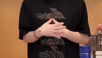 网红小黄豆向迪丽热巴道歉:美颜忘调了不好意思