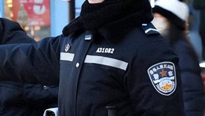 哈尔滨警花中央大街执勤被游客合影走红 当事人:当过美术老师 从小就觉得当警察很酷
