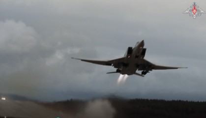 俄国防部公布视频:俄军图-22M3轰炸机在波罗的海中立水域上空执行例行飞行任务