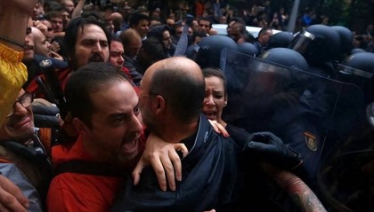 “要独立,不要统一!”40万民众涌上街头集体示威,场面一度失控