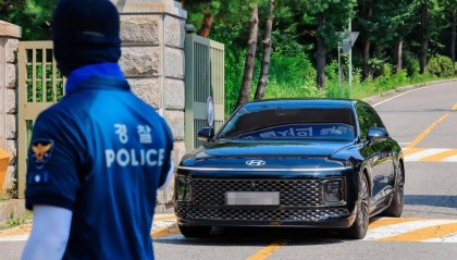 尹锡悦拒捕现场曝光：门口僵持140分钟，其拒绝自愿离开，知情人称“难以动武”