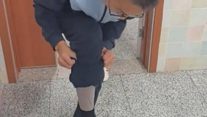 长春一班主任课前让学生排队受检“是否穿秋裤”,网友点赞:以后你会感谢老师