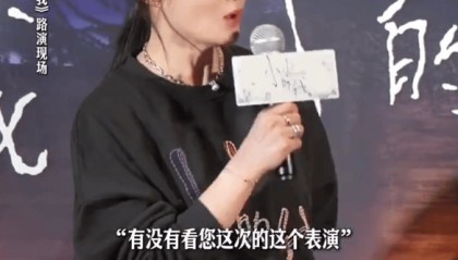 蒋勤勤称赞易烊千玺:对戏时好想拥抱他,很喜欢这个儿子
