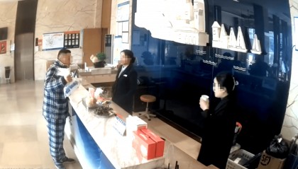 监控曝光！男子在武汉一酒店内死亡朋友送药时被拒？酒店：没讲是什么药，客人没接电话