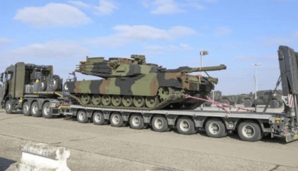 赌解放军不会动真格?美国军火运输船启动,主战坦克抵达台湾