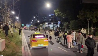南京地铁突发故障致大量乘客滞留,官方:正抢修,已安排接驳车