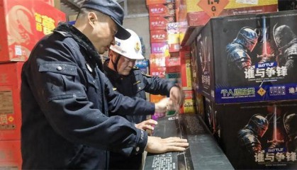 2人被刑拘!江苏南京警方查获一非法销售储存烟花爆竹窝点