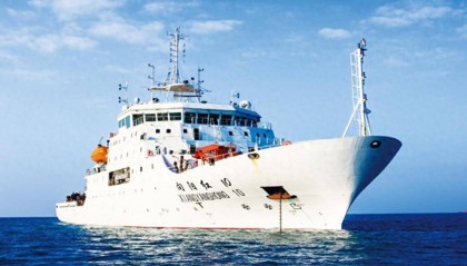 中方两艘大船抵达黄岩岛,船上没有一枪一炮,菲律宾最担心的事要发生,紧急请美军介入