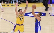 库里23分东契奇43+12+9 巴特勒31+5勇士胜湖人