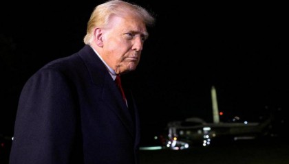 中美连谈2天,特朗普场外让步,撤100%关税,新加坡:中国是强国