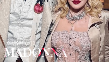 67岁生日麦当娜与鲜肉男友同吃Labubu蛋糕,造型致敬子弹胸罩