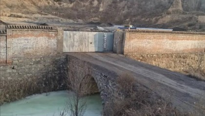 岚县梁家庄乡侯家岩村,一家无名煤场的存在,不仅破坏了当地的生态环境,更严重影响了附近居民的生活质量