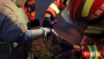 “我不信,我卡进去拿不出来!”女生“不信邪”两次被卡,消防呼吁谨慎玩梗