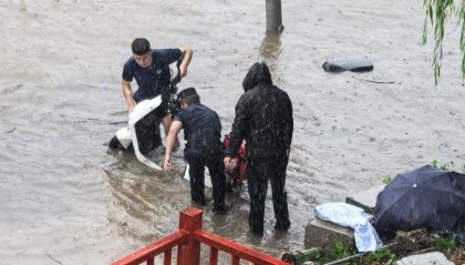 北京暴雨中,外卖小哥跌入2米深排水沟,幸亏旁边有消防员