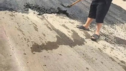 山西一村民质疑村道施工所铺筑沥青路面“铁锹一铲就掉”，当地相关部门回应：已要求整改，重新铺筑