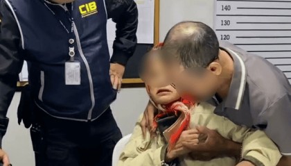 泰国女子涉嫌贩毒被抓，竟在警察面前上演“鬼上身”