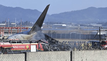 最新消息:黑匣子部分受损!179人遇难,有人一家9口都在机上,济州航空CEO鞠躬道歉!航司:事发前已投保10亿美元责任保险赔偿