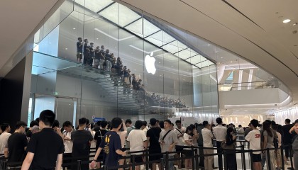 华为、苹果旗舰新机发布在即：高端三折叠手机“硬刚”iPhone 17，哪款产品更值得关注？