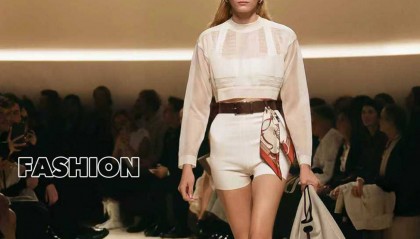 爱马仕秀场变沙滩,丝巾变上衣、亮色包袋注入新活力!