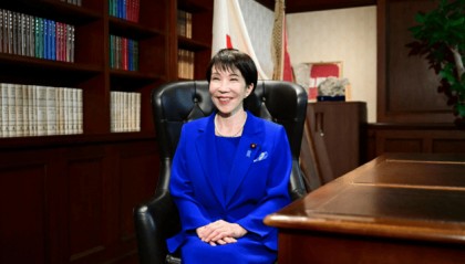 在美国面前极其卑微,面对中国非常强硬