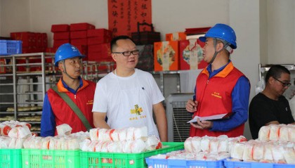 阖家团圆时，他们守护蓉城灯火