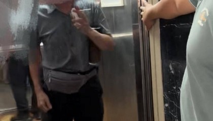 “就要抽!”四川乐山一大爷执意电梯里抽烟,业主:争执致电梯停运20多分钟