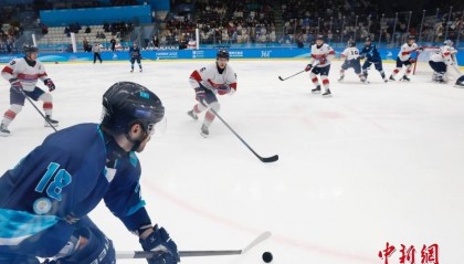 (哈尔滨亚冬会)男子冰球小组赛:哈萨克斯坦队战胜韩国队
