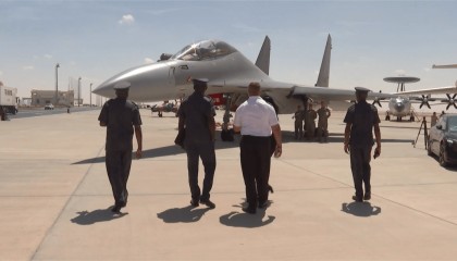 歼-20、F-22“黯然失色”？苏-57S打开弹舱惊现4枚X-69M，歼-20为何带不了空面导弹？