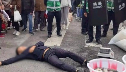 成都一鱼贩持剪刀与城管对峙,2人倒地!城管局回应:有同事受伤,警方已介入