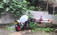 成都一老人故意推倒摩托车被拘12日，车主：买车花了8万，维修要花数千