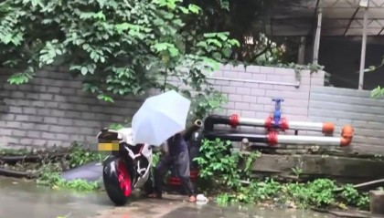 成都一老人故意推倒摩托车被拘12日,车主:买车花了8万,维修要花数千